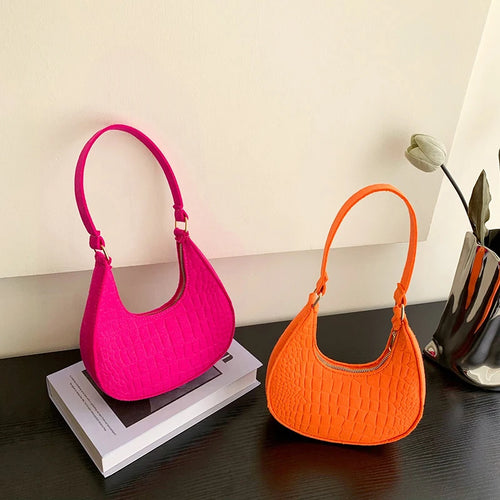 Putting Pressure Retro Purse with structured silhouette and adjustable strap - MELLIROSE